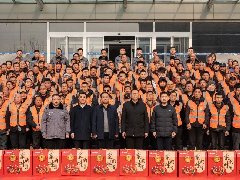 情系農(nóng)民工 蛇年送祝?！A兆控股為優(yōu)秀農(nóng)民工發(fā)放春節(jié)禮品